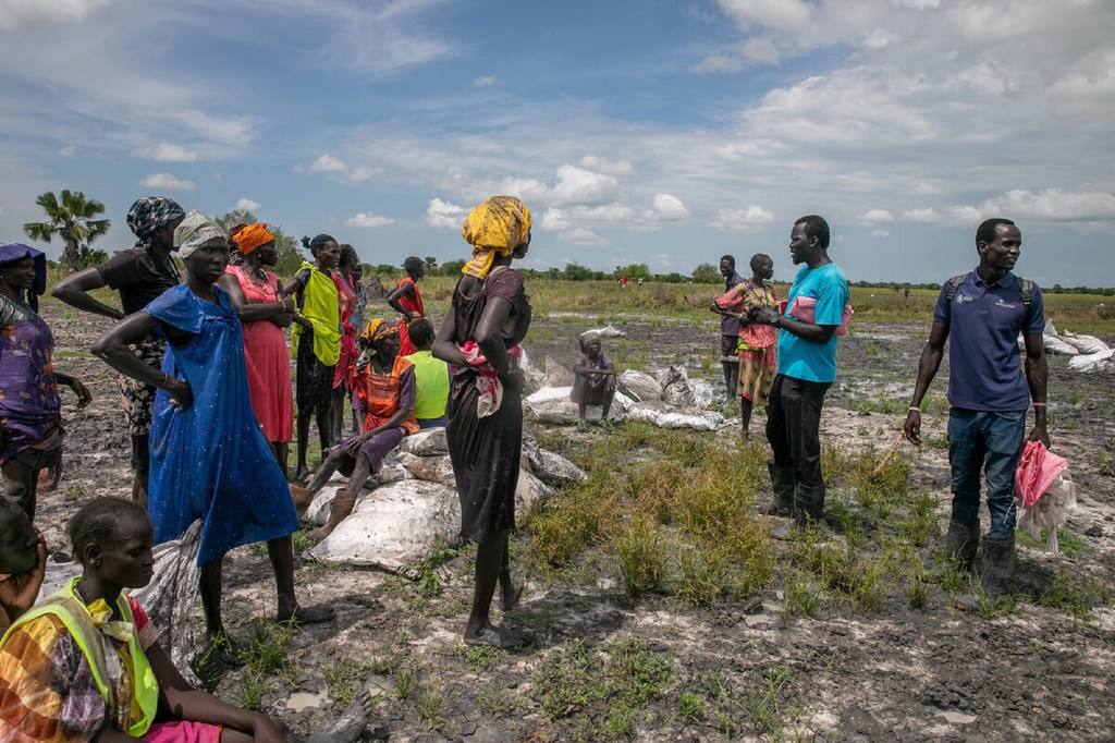 Des membres de la communauté transportent la nourriture depuis la zone de largage à Rupchai, dans l'État de l'Unité, au Soudan du Sud.